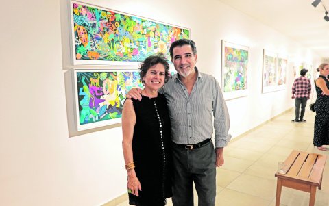 Paula Barragán y Xavier Castro. Al fondo, la obra El Manso Guayas.