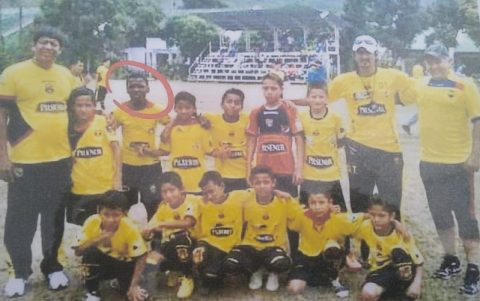 Niño Moi, señalado en un círculo, como parte de uno de los equipos de Guerra (gorra blanca).