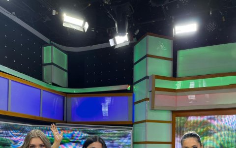 Mónica (derecha) con Emiliana Valdez e invitadas.