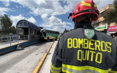 Un bus impacta una parada