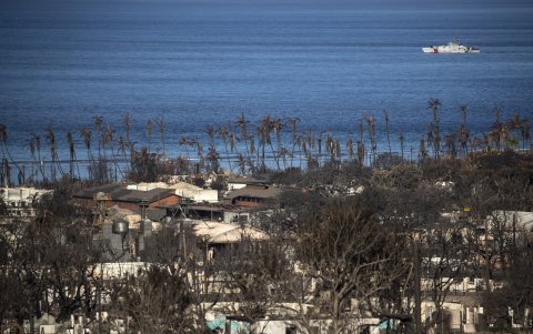 Un barco de la Guardia Costera de EE. UU. pasa frente a las ruinas de casas después de que el incendio de Lahaina arrasara la ciudad de Lahaina, Maui, Hawái, EE. UU., 16 de agosto de 2023