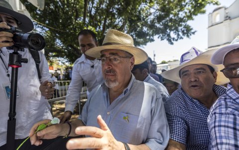 El candidato a la presidencia de Guatemala por el partido Movimiento Semilla Bernardo Arévalo saluda hoy, durante un mitin en el departamento de Jutiapa (Guatemala).