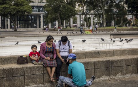 Un hombre lustra botas en una plaza de Guatemala y de esa forma se gana la vida