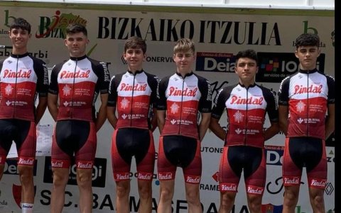 El tricolor (segundo desde la derecha) con la plantilla del Pindal Caja Rural.