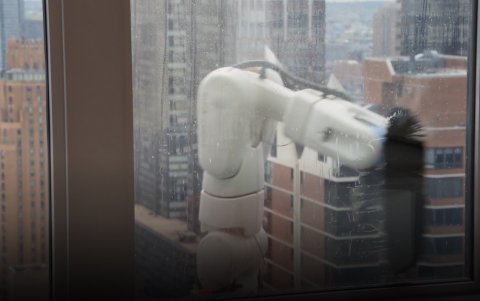 Uno de los autómatas de la empresa Skyline Robotics ejecuta su labor en lo alto de un rascacielo.