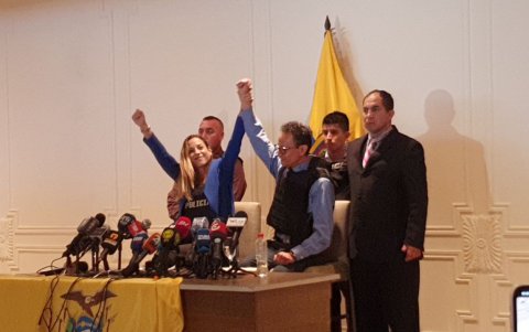 Christian Zurita reemplazó a Fernando Villavicencio como binomio de Andrea González Nader, tras su asesinato en un mitin político.