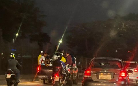 Conductores irrespetan la ley y llevan a más de una persona en los baldes de las camionetas.