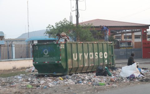 Los basureros de Flor de Bastión se encuentran con desechos a sus costados.
