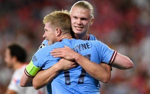 El belga Kevin De Bruyne y el noruego Erling Haaland protagonizaron la ofensiva del Manchester City, para levantar los títulos de la Premier League, FA Cup y Champions League, en una inédita campaña.