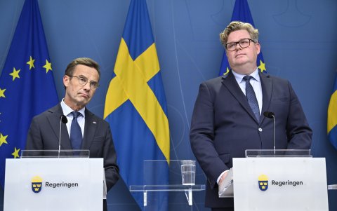 El primer ministro sueco Ulf Kristersson (i) y el ministro de Justicia Gunnar Strommer durante una rueda de prensa sobre el deterioro de la situación en Suecia.