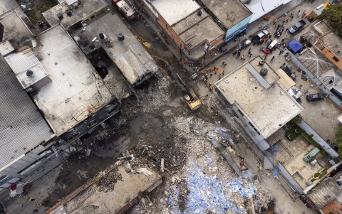 Fotografía de la zona de la explosión y posterior incendio registrados el lunes en el centro de San Cristóbal (República Dominicana).