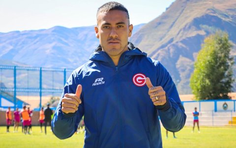 Andrés Chicaiza sigue sin poder debutar en Perú.