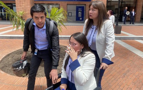 Una mujer recibe asistencia al ser evacuada tras un temblor de 6.1, 17 de agosto, en Bogotá (Colombia).