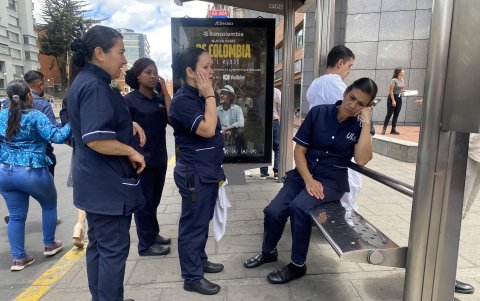 Personas esperan afuera de un edificio luego de ser evacuadas tras un temblor de 6.1 en Colombia.