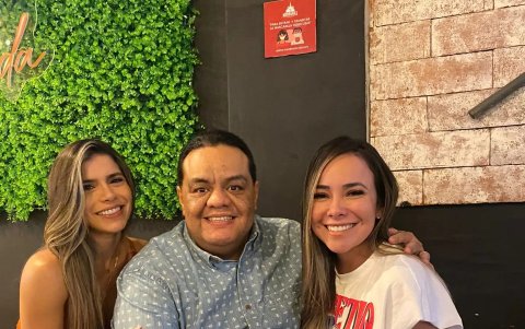 Adriana con Viviana Solórzano y Marlon Acosta.