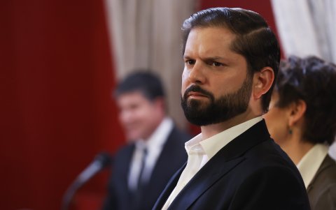 El presidente de Chile, Gabriel Boric, participa en la ceremonia de cambio de gabinete hoy, en el Palacio de La Moneda, en Santiago (Chile).