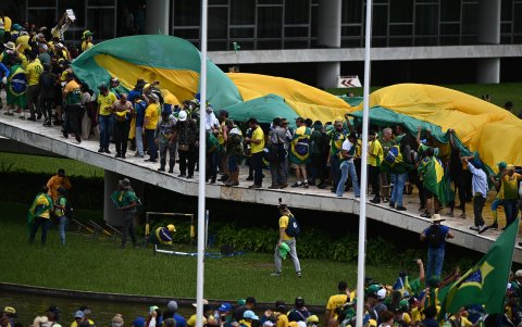 Manifestantes contra los resultados electorales y el gobierno del recién posesionado presidente Lula da Silva invaden el Congreso Nacional, 8 de enero de 2023.