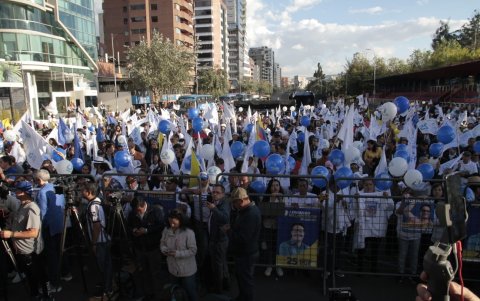 Apoyo. Cientos de personas llegaron a respaldar al candidato que reemplaza a Fernando Villavicencio.
