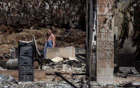 Una residente reacciona mientras camina entre las ruinas de una casa destruida por el incendio de Lahaina, en Lahaina, Hawái, EE. UU., el 15 de agosto de 2023.