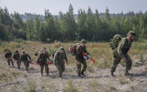 Fotografía cedida por las Fuerzas Armadas de Canadá que muestra a miembros de sus cuerpos atendiendo la emergencia por los incendios en la ciudad de Yellowknife.