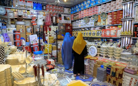 Dos mujeres dentro de una tienda en Kabul en la víspera del segundo aniversario del ascenso al poder de los talibanes en Afganistán.