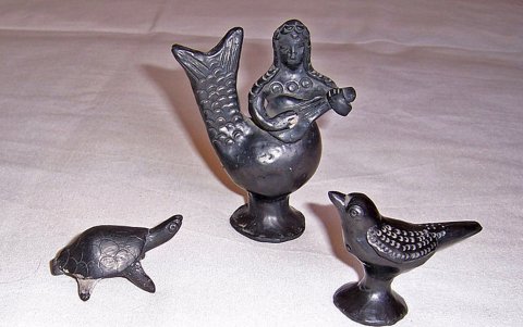 Los silbatos muestran figuras de canarios, palomas, jilgueros o pájaros con dos orificios y una de resonancia oval.