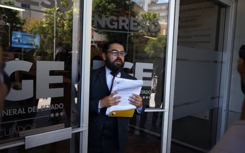 Marco Yaulema, abogado de la familia de Fernando Villavicencio, en la presentación de la denuncia.