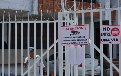 En varias peatonales de la Nueva Kennedy los residentes han colocado rejas.