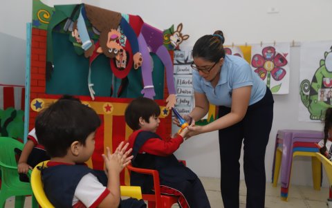 Los alumnos de la Academia Naval Guayaquil llevan el bloqueador solar en sus mochilas y se lo aplican antes del recreo.
