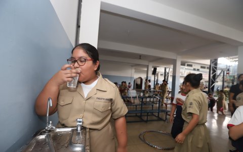 La Academia Naval Guayaquil, al igual que en otros planteles, se han instalado mása puntos de hidratación.
