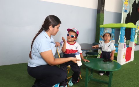 A los niños más pequeños se les pide a sus padres que los envíen a las escuelas con gafas, gorras o sombreros para que se protejan del sol.
