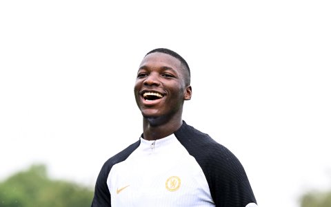 Moisés Caicedo recibió elogios por parte de Michael Owen.