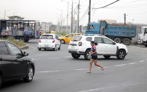 Necesidad. A los residentes les toca compartir la vía con camiones, trailéres y una serie de vehículos pesados.