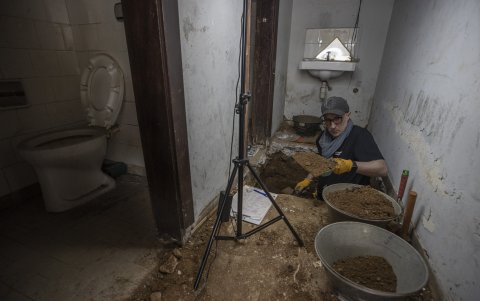 Muestras. Andrés Zarankin, arqueólogo de la Universidad Federal de Minas Gerais, trabaja en la recolección de muestras.