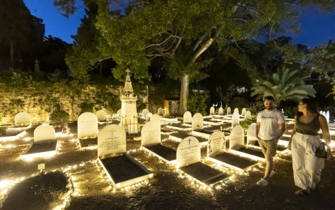 Atractivo. El Cementerio del Inglés se ilumina por las noches.