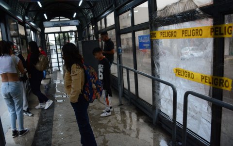 Cables y goteras. Cables salidos, mobiliario roto y goteras son comunes a lo largo de la ruta.