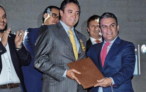 Recuerdo. José Serrano, entonces ministro del gobierno de Rafael Correa, condecora al Mago Chérrez, que luego financiaría el spa de su amiga.