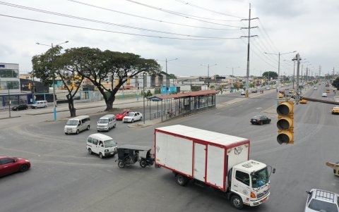 Problema. Frente a la parada Juan Péndola, de la Metrovía, hay un semáforo que está dañado desde hace varias semanas. Los peatones tienen problema para cruzar la vía.