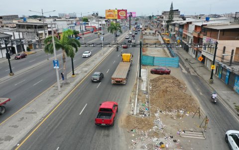 En la ruta además de fallas en los semáforos y falta de estos equipos en varias intersecciones, se ve como la obra inconclusa sirve de basurero o parqueadero.