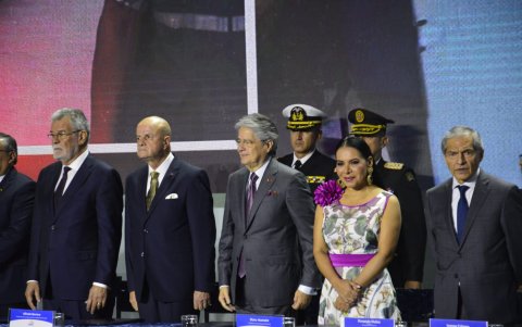 Autoridades dan inicio a la jornada electoral.