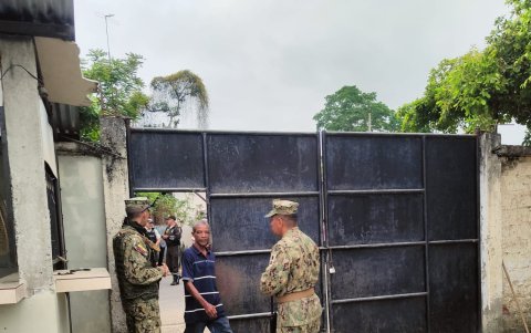 Miembros de las Fuerzas Armadas custodian este reciento electoral.