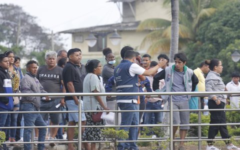 El Registro Civil ubicado en la Av. 25 de Julio, está abarrotado por ciudadanos que pugnan por sacar el documento de identidad para ejercer su derecho al sufragio.
