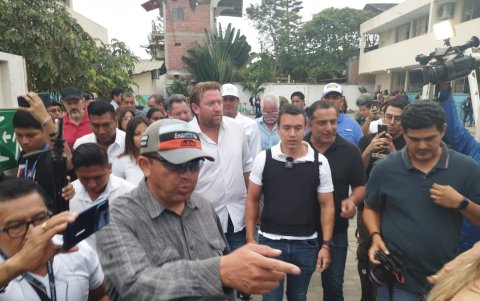 Daniel Noboa en el recinto electoral.