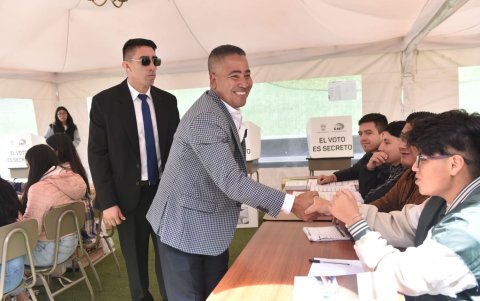 Voto de Bolívar Armijos en el colegio Charles Darwin.