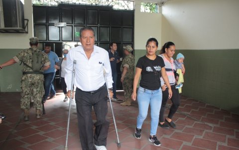 2. Prioridad. Los electores que tenían movilidad reducida pudieron ingresar de manera preferente a los recintos electorales. El proceso fue rápido.