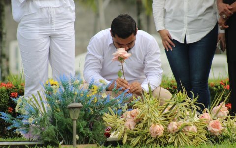 Hijo de Rider Sánchez votó y luego fue a visitar la tumba de su padre