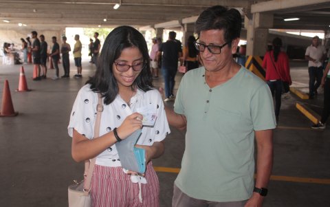 Liz Suárez asistió al recinto electoral en compañía de su padre.