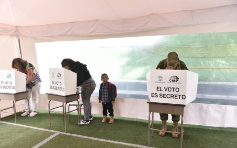 Obligaciones. Los uniformados disponían de 10 minutos en momentos de poco flujo de votantes para ejercer el derecho al voto.