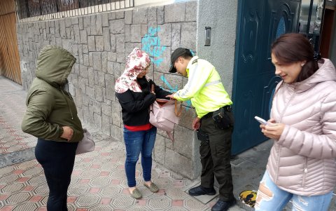 La revisión de bolsos y mochilas se dio en la entrada de los recintos electorales.