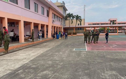 Luego del cierre de votaciones, los militares que quedaron en los recintos se movilizaron para supervisar el escrutinio en Los Ríos